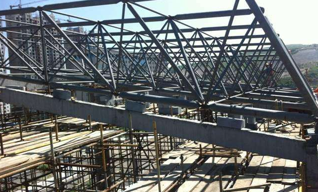 咸阳简述网架公司的黑色压型钢板的吊装步履